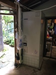 兵庫県神戸市K様邸にて三菱 SRT-HP37W2からダイキン EQ37TFHVへエコキュートの交換を行いました。▼施工前の画像です。